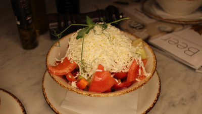 Salata od pečene paprike, paradajza i kozijeg sira